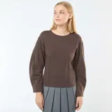 Buzo marrón de manga larga con cuello redondo y corte holgado.