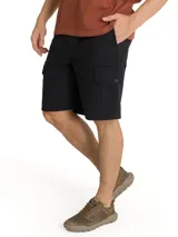 Short cargo negro con bolsillos laterales utilitarios con solapa y botones, tiro medio y cierre de cremallera.