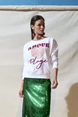 Buzo blanco de algodón con cuello redondo y mangas largas. Estampado frontal con la frase "Amour Pour La Plage" y dibujo de una concha marina.