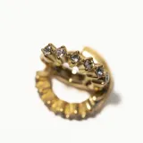 Par de aros tipo argolla dorados con incrustaciones de circonitas blancas.