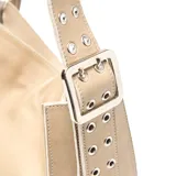 Cartera de cuero color taupe con diseño estructurado, correa ancha ajustable con ojales metálicos decorativos y placa metálica con logo en el frente.