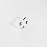 Anillo solitario de plata 925 con piedra central de circonia de 6mm engarzada en seis puntas.