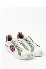 Zapatillas deportivas blancas de cuero liso, con cordones y aplique lateral con forma de ojo bordado con mostacillas de colores.