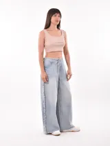 Musculosa crop top color beige claro, con escote cuadrado y tejido acanalado.