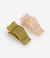 Kit de dos pinzas para el pelo tipo pico de pato, fabricadas en material acrílico con efecto marmolado en tonos verde militar y beige rosado.