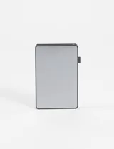 Tarjetero de aluminio con tecnología de protección RFID y sistema de apertura automática.