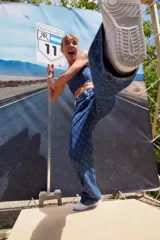 Jean de tiro bajo y corte oversize, confeccionado en denim azul con grabado láser de monograma en patrón de rombos. Presenta avíos metálicos y diseño de pierna ancha.