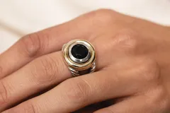 Anillo de plata 925 con dublé de oro y zirconia negra.