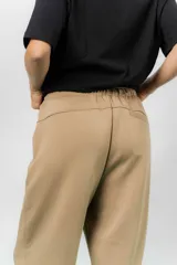 Pantalón jogger de calce relajado color bordó intenso, con cintura elastizada y lazo regulable. Cuenta con bolsillos laterales con cierre invisible y silueta recta levemente afinada.