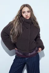 Campera puffer de corderito con cuello alto y diseño oversized, confeccionada en textura teddy.