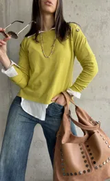 Sweater color pistacho de hilo con botones en los hombros.