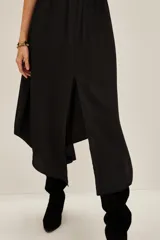 Vestido midi de color negro con escote en V, mangas cortas y cintura elástica. Presenta un diseño fluido con una abertura frontal central en la falda.