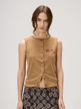 Musculosa MUTMA Trebola de silueta recta confeccionada en tejido de punto color gris con efecto lavado. Posee cierre frontal con botones, detalle de bordado en el pecho y terminación festoneada en el ruedo y las sisas.