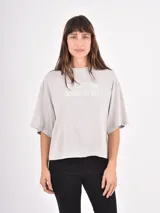 Remera de corte oversize color gris claro, con cuello redondo y estampa frontal con la frase 'VACATION RUINED ME'.