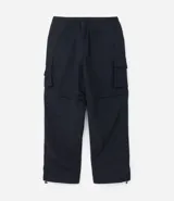 Pantalón cargo negro de corte recto con bolsillos laterales tipo cargo. Presenta cintura elástica con cordón de ajuste y sistema de tiradores en la parte inferior para regular el largo, permitiendo convertirlo en bermuda.