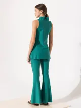 Pantalón Oxford color verde esmeralda, con cierre lateral y recortes que aportan volumen en la parte inferior.