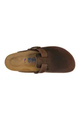 Zueco cerrado tipo clog, color marrón oscuro, con tira ajustable y hebilla metálica. Presenta una plantilla anatómica de corcho y ante, y suela de EVA.