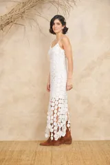 Vestido midi blanco de tirantes finos, con textura de círculos superpuestos que cuelgan en la parte inferior.