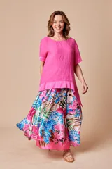 Blusa blanca de lino con corte irregular y zócalo de satén.