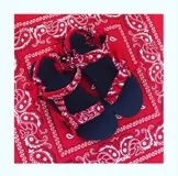 Sandalias negras con tiras rojas estampadas con diseño de bandana.