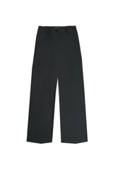 Pantalón de tiro medio color gris oscuro, con pliegues frontales, piernas amplias, bolsillos laterales y cierre frontal con cremallera y botón.