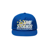 Gorra azul con visera plana de Eme Studios, modelo Astro Sodalite, con bordados en blanco y amarillo en el frente.