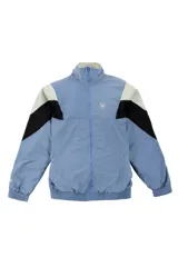 Campera deportiva azul con recortes en negro y verde agua, cierre frontal con cremallera y cuello tipo mao.