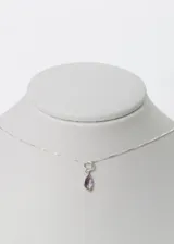 Collar con cadena de plata 925 y dije de amatista en forma de lágrima.