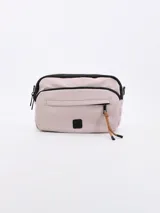 Bandolera color lila con ribetes negros y correa ajustable.