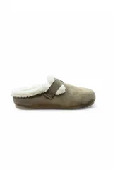 Zueco de gamuza color caqui con forro y reborde de corderito sintético blanco, tira con hebilla metálica ajustable en el empeine y suela plana.