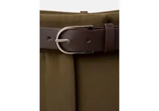 Pantalón de vestir verde militar de corte recto y holgado, tiro medio y diseño clásico con pinzas frontales.