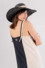 Vestido largo de lino con diseño bicolor en beige y crudo, escote en V y breteles regulables. Presenta detalles de bordados geométricos en el frente y tajos laterales.