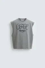 Camiseta sin mangas de corte relajado, color gris melange, con cuello redondo y estampa bordada en contraste en el frente.
