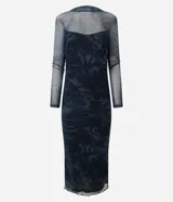 Vestido midi ajustado de tul con estampa floral, cuello redondo, mangas largas y transparencia sutil, incluye forro interior.
