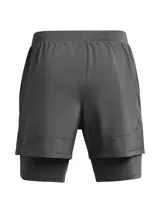 Shorts deportivos Under Armour modelo Launch 5 2 en 1, de color gris oscuro. Diseño de doble capa que incluye un pantalón corto exterior ligero de poliéster y un short de compresión integrado. Cuenta con el logotipo reflectante de la marca en la pierna derecha y cintura elástica con cordón interno.