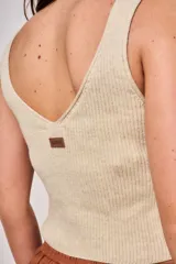 Top tejido negro de algodón con diseño acanalado, escote en V y tirantes anchos.