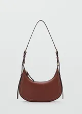 Cartera bandolera de efecto piel color marrón, con diseño semicircular, cierre de cremallera y asa de hebilla ajustable.