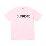 Camiseta de manga corta color rosa con estampado frontal en negro con tipografía estilo stencil.