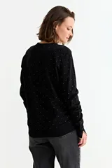 Sweater de tejido de punto fino en color azul melange, con estampado de pequeños corazones negros. Presenta cuello redondo, mangas largas y puños con detalle de borde en contraste.