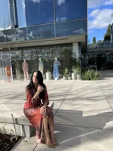 Vestido camisero midi con estampado animal print en tonos marrones y rojizos. Tiene cuello camisero, mangas largas con puños abotonados y lazo para ajustar en la cintura.