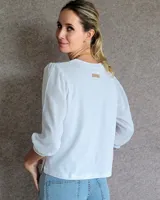 Remera de algodón con cuello redondo y mangas abullonadas de textura diferenciada. Presenta un diseño versátil con cuerpo de algodón y mangas de tussor al tono.