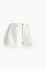 Short de denim blanco de cinco bolsillos, confeccionado en algodón rígido. Presenta tiro alto, cierre con botón y bragueta, y terminaciones deshilachadas en las piernas.