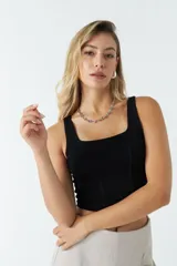 Top blanco con breteles anchos, escote cuadrado y corte crop.