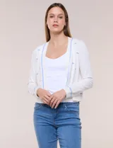 Cardigan de punto fino color blanco, con detalles de bordados florales en tono celeste, mangas largas y frente abierto con ribetes celestes.