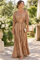 Vestido largo de gasa color dorado con diseño estilo túnica, manga corta caída con detalles de lentejuelas y lazo ajustable en la cintura.