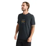 Remera Roark manga corta color negro, con cuello redondo y diseño estampado en el centro del pecho con motivo de flores y huesos en forma de símbolo yin yang.