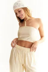 Top bandeau plateado con textura plisada y cuello halter fino.