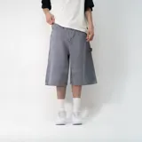 Bermuda de jean estilo baggy, con corte holgado y largo por debajo de la rodilla. Presenta un acabado en color gris con efecto desgastado, cierre frontal con botón y bolsillos laterales.