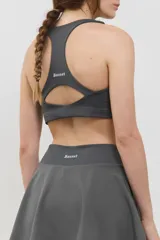 Pollera deportiva corta con calza incorporada, diseñada para actividades como pádel o tenis. Cuenta con cintura ancha de ajuste cómodo y bolsillo invertido en la calza para guardar pelotas. Confeccionada en tejido liviano y elastizado.