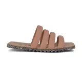 Sandalias bajas color rosa con tiras anchas y suela con textura brillante multicolor.